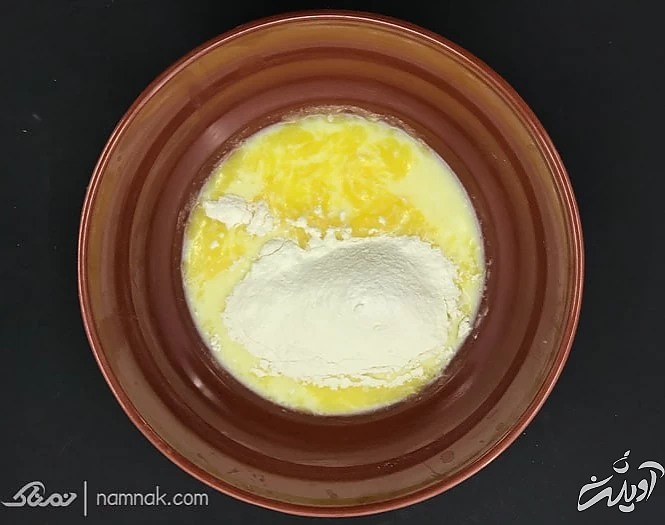 اضافه کردن آرد برای خمیر گوش فیل افزودن آرد